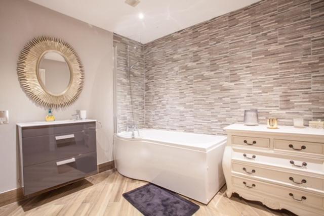 Stylish 2 Bedroom Apartment In Park Circus, West End Glasgow Exterior foto